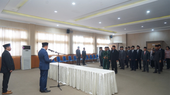 Kakanwil Kemenag NTB Zamroni Aziz saat pelantikan  Kepala Kemenag Dompu, Najamuddin, Jumat (19/9/2025). [Dok. Kemenag NTB]
